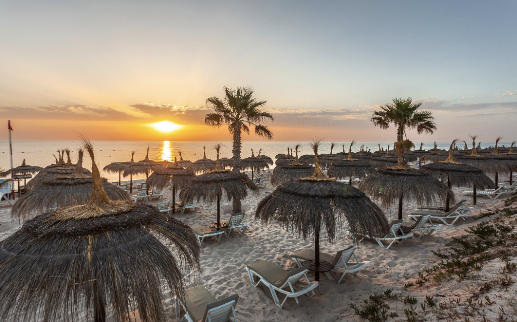 El Mouradi Palace - Plage privée de sable doré bordant l’hôtel