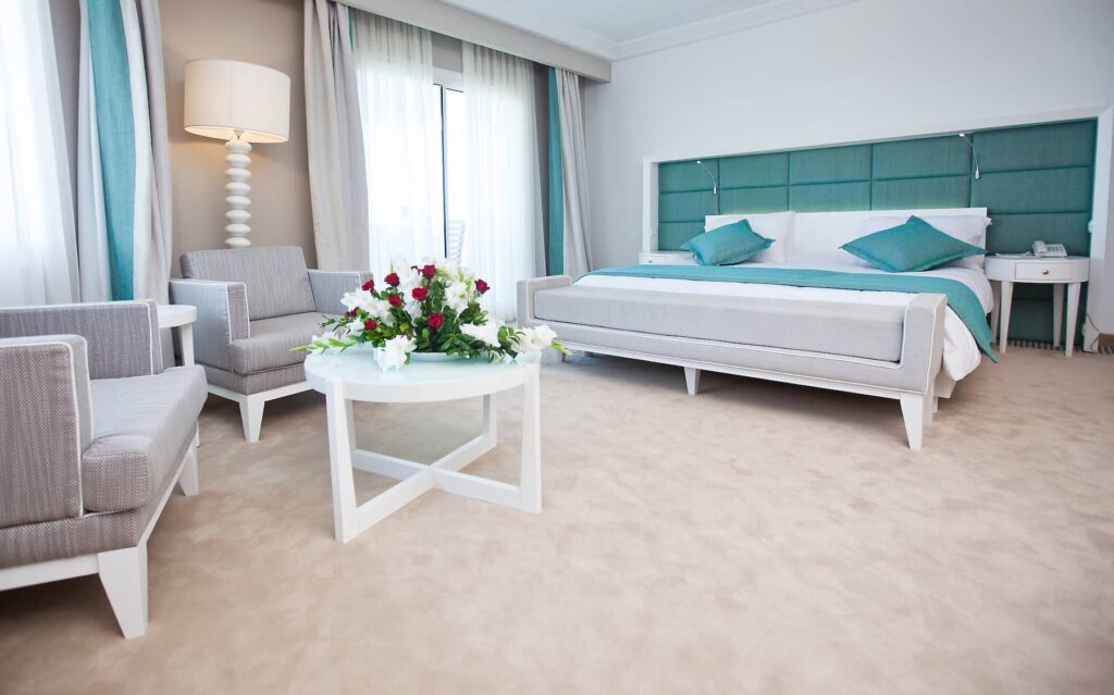 Chambre spacieuse à l’hôtel El Mouradi 4★ – séjour balnéaire, suite junior