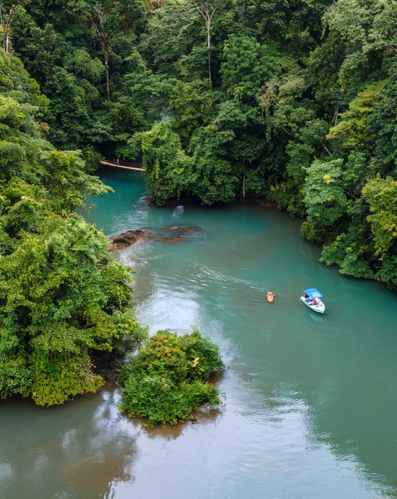 Randonnée en bateau pour vous rendre dans votre lodge près de Corcovado