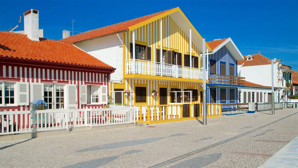 Plage de Costa Nova avec maisons rayées colorées – circuit découverte Portugal 2026