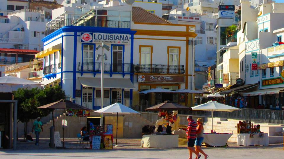 Magasins avec terrasse dans le village d’Albufeira – circuit découverte Portugal 2026