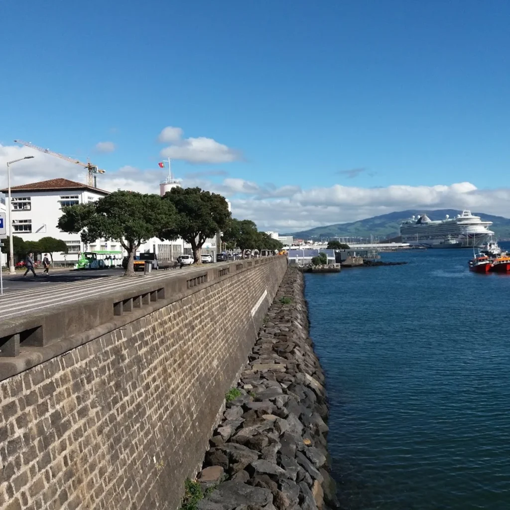 Vue panoramique sur la mer et la ville depuis une rue de l’Avenida Infante Dom Henrique, Ponta Delgada – circuit découverte Portugal 2026