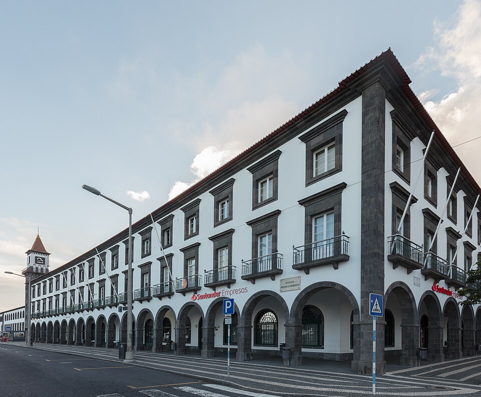 avenida-infante-dom-henrique-ponta-delgada-portugal.jpg