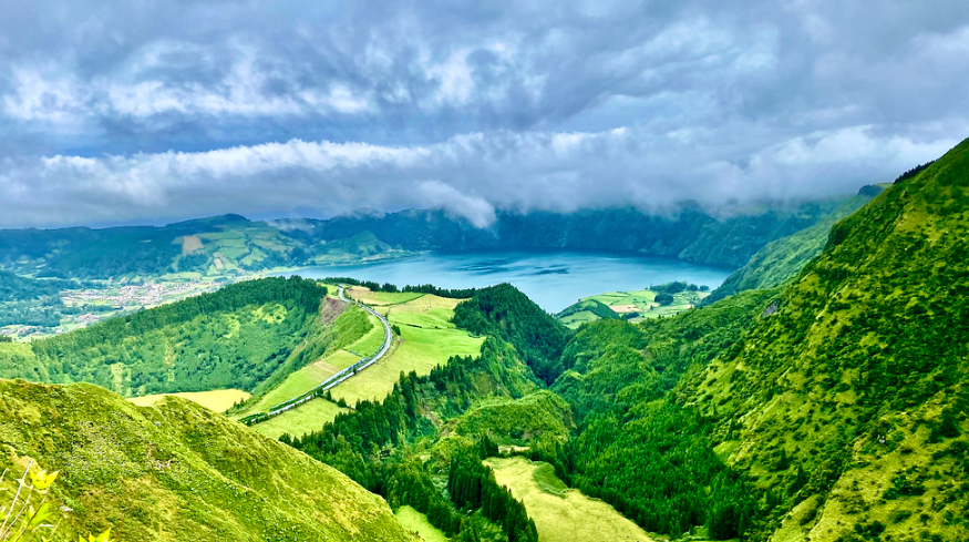 Vue panoramique depuis le Pico do Carvão, São Miguel, Açores – circuit découverte Portugal 2026