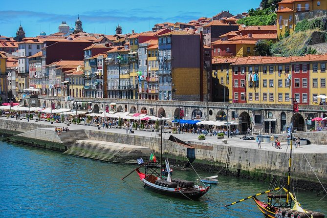 Rue animée dans le quartier de la Ribeira à Porto, Portugal – circuit découverte Portugal 2026