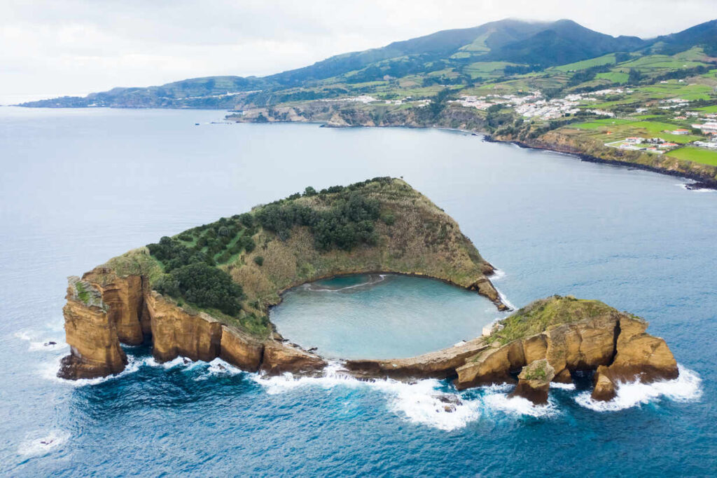 Vue aérienne de Vila Franca do Campo, São Miguel – circuit découverte Portugal 2026
