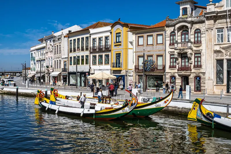 Bateaux moliceiros traditionnels colorés sur les canaux d’Aveiro – circuit découverte Portugal 2026