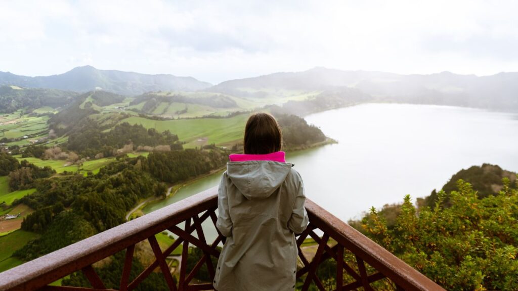 Femme contemplant le lac depuis le belvédère du Pico do Ferro – circuit découverte Portugal 2026