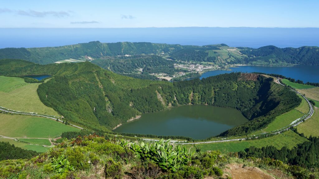 Visite des lagoas de Santiago et Verde, deux lacs nichés dans des cratères tapissés de forêt, aux teintes vert émeraude.