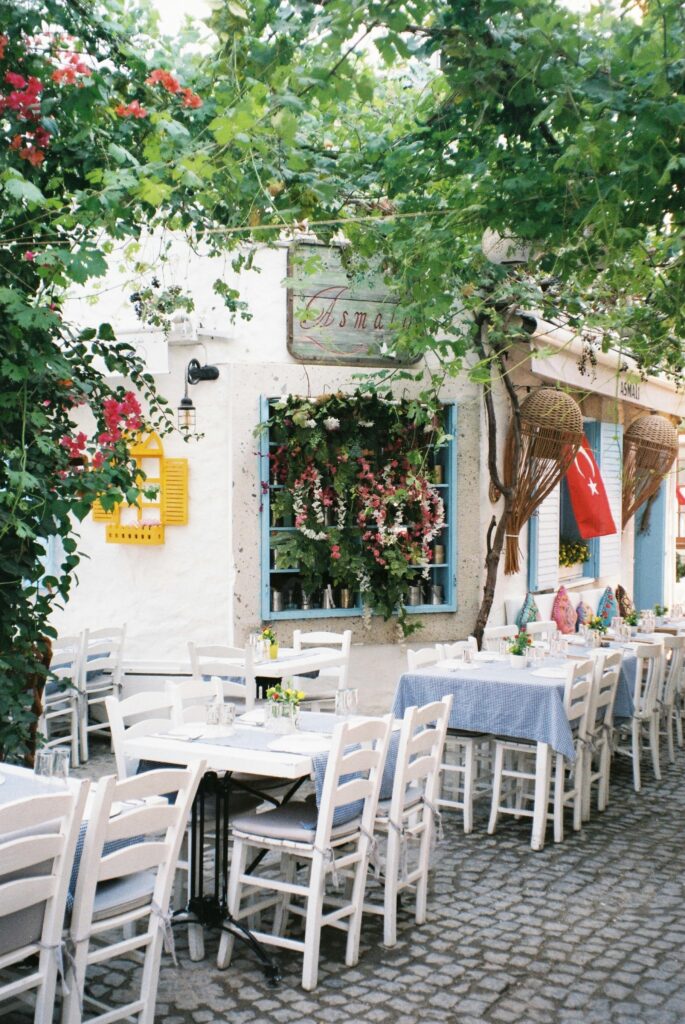 une terrasse exterieur d'un café de l’Avenida Infante Dom Henrique