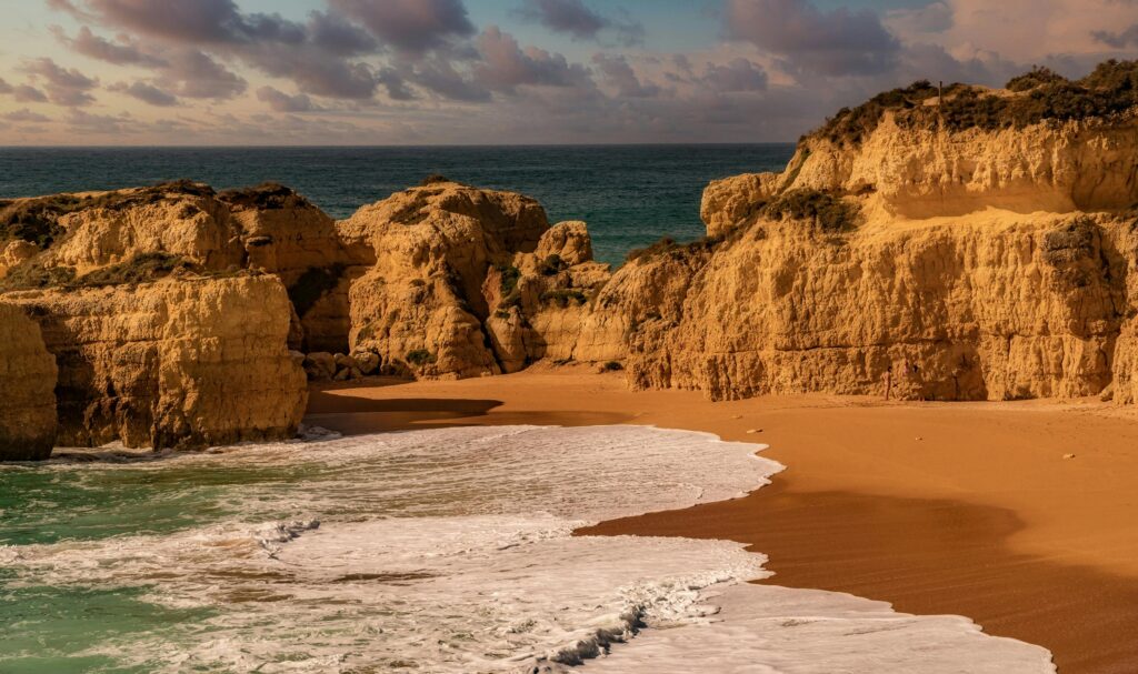 Vague franpant les les falaises dorées
