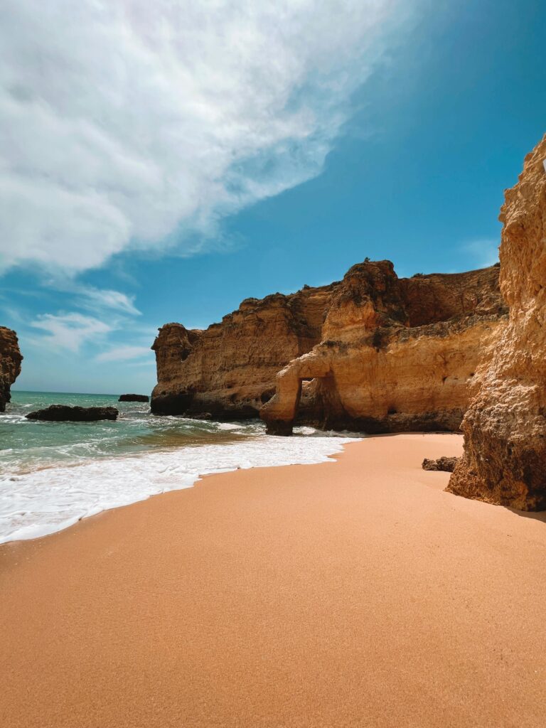 Falaises dorées et mer turquoise à Albufeira