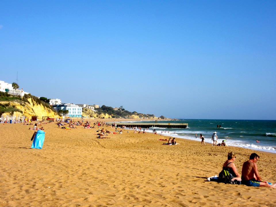 Plage d’Albufeira avec sable doré et falaises, Algarve – circuit découverte Portugal 2026