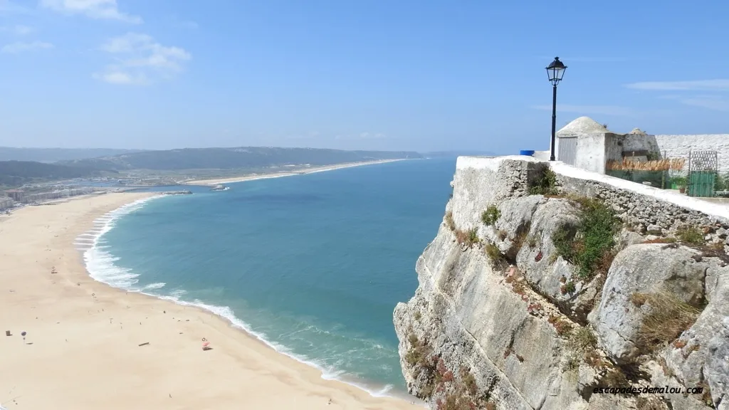 Quartier du Sítio, vue sur la plage et village sur falaise à Nazaré – circuit découverte Portugal 2026