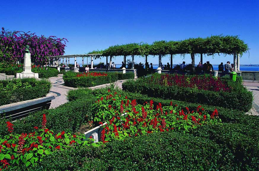 Belvédère Santa Luzia vue sur jardins et fleuve Tage, Lisbonne – circuit découverte Portugal 2026