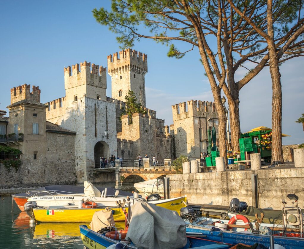 circuit Dolomites et lacs italiens: Vue de la ville de Sirmione sur le lac de Garde