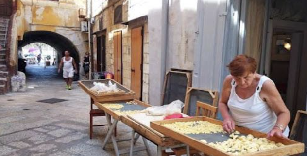 Circuit Grand tour des Pouilles - balade dans Bari Vecchia, véritable labyrinthe médiéval où il n’est pas rare d’apercevoir les femmes locales préparer les « orecchiette » devant leur porte.