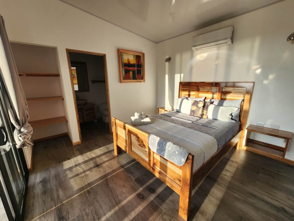 Grande chambre climatisée de la villa #5 à Uvita