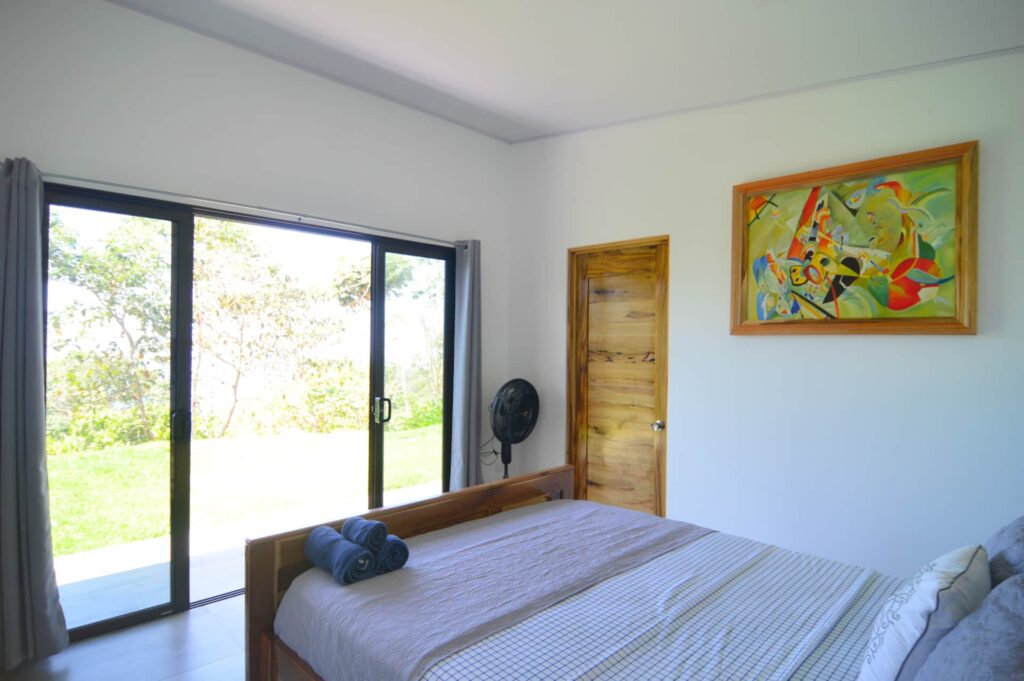 Chambre moderne avec grand lit dans la villa #5 à Uvita Costa Rica