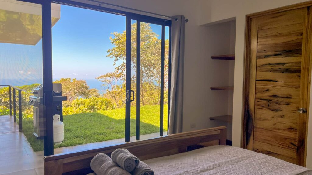 Grande chambre climatisée de la villa #5 à Uvita