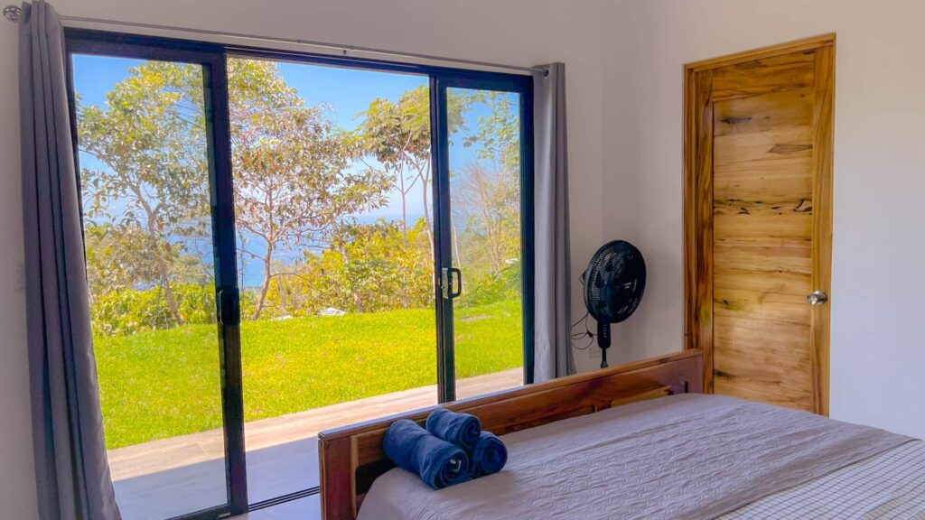 Chambre moderne avec vue sur l’océan dans une villa de luxe à Uvita Costa Rica