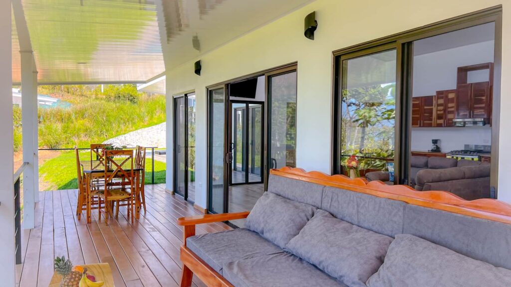 Coin salon confortable sur la terrasse extérieure de la villa #5