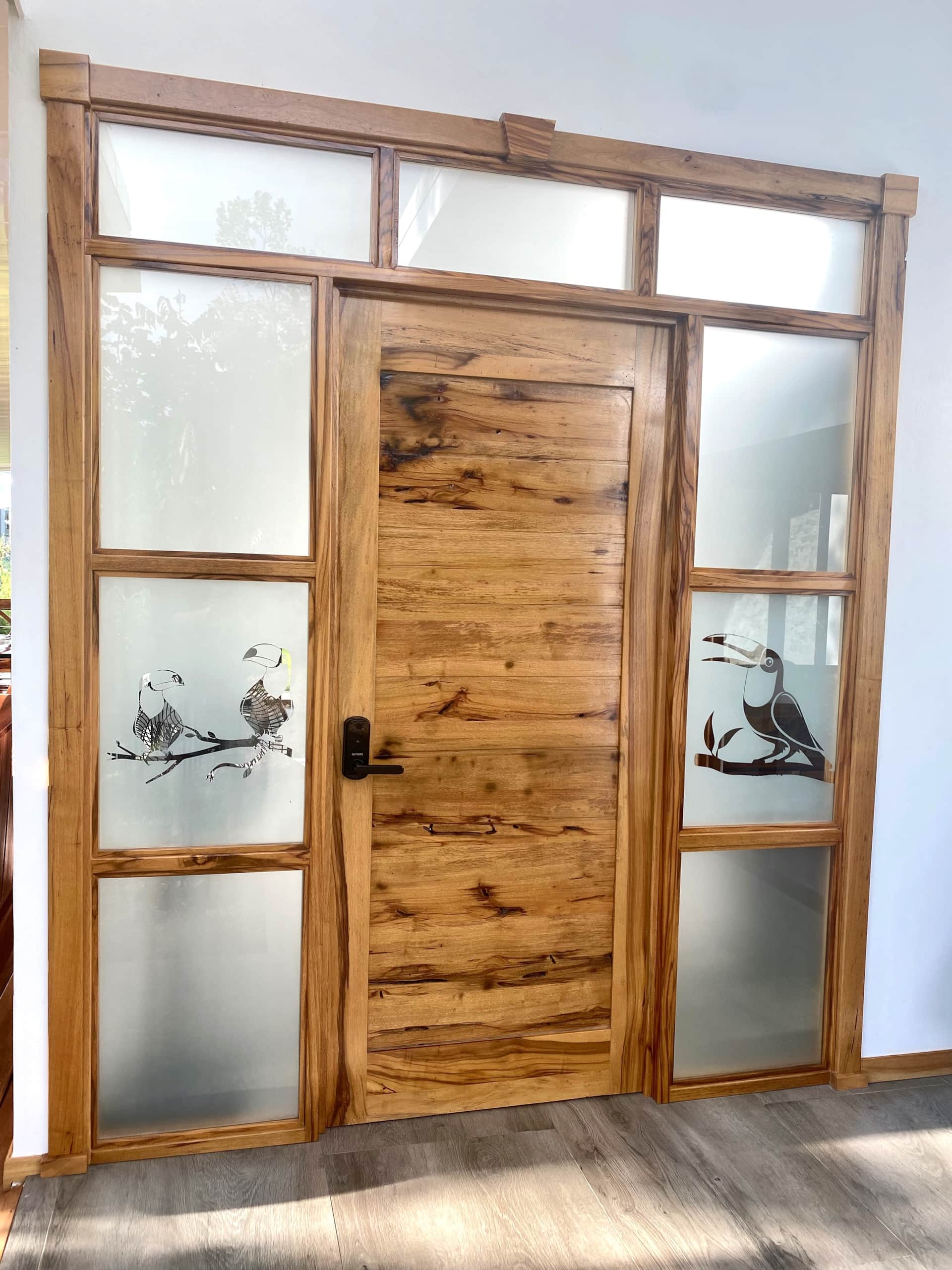 Porte en bois artisanale dans la villa #5 à Uvita