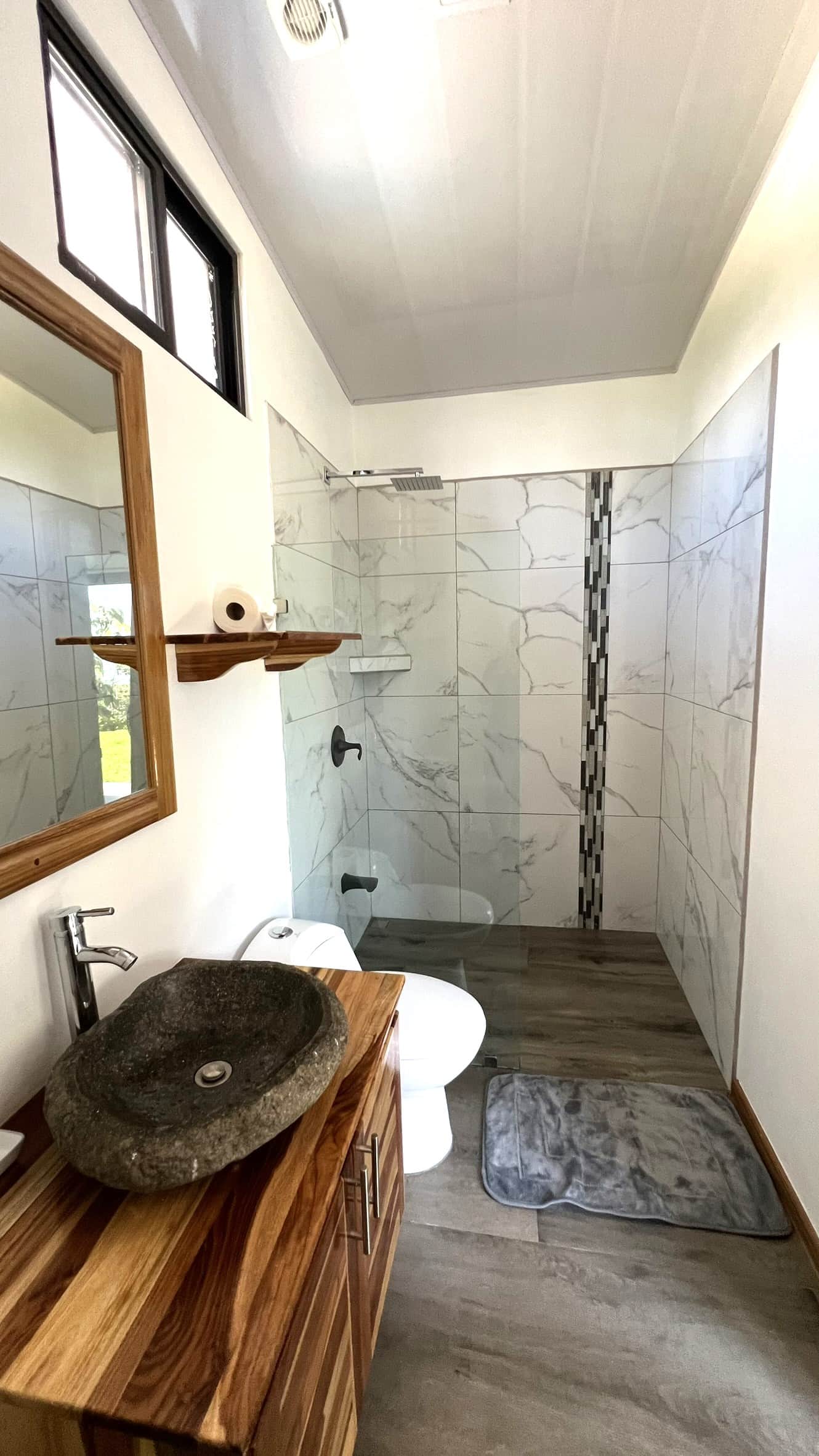 Salle de bain avec douche moderne dans la villa #5 à Uvita