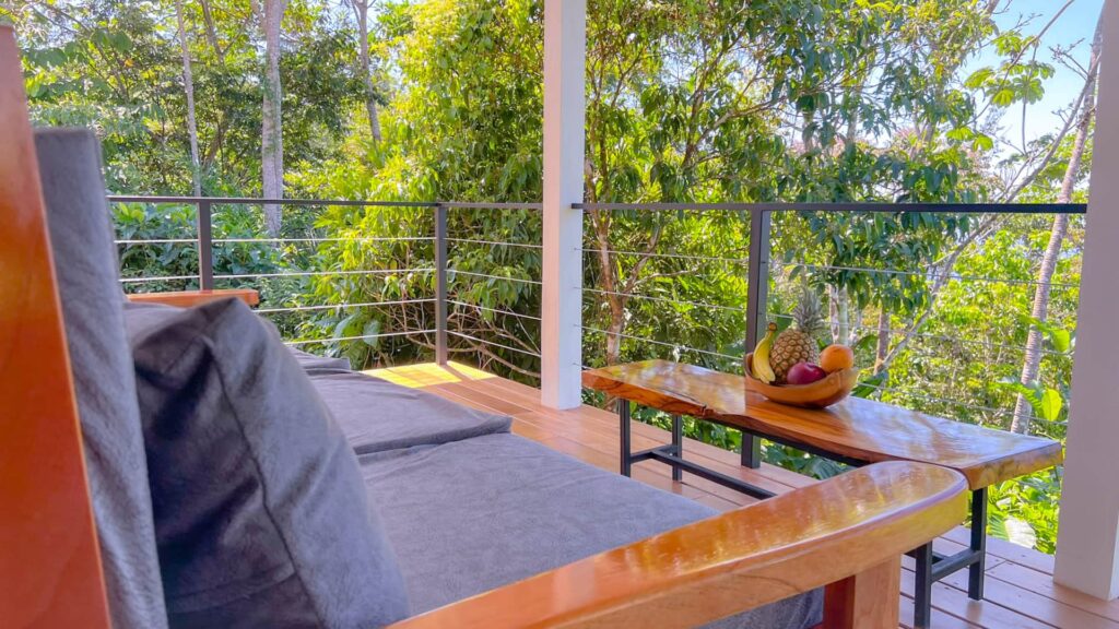 Coin détente sur la terrasse supérieure de la villa #5 à Uvita