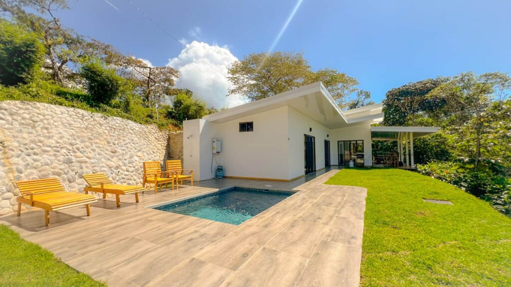 Piscine privée avec terrasse extérieure dans la villa #5 à Uvita
