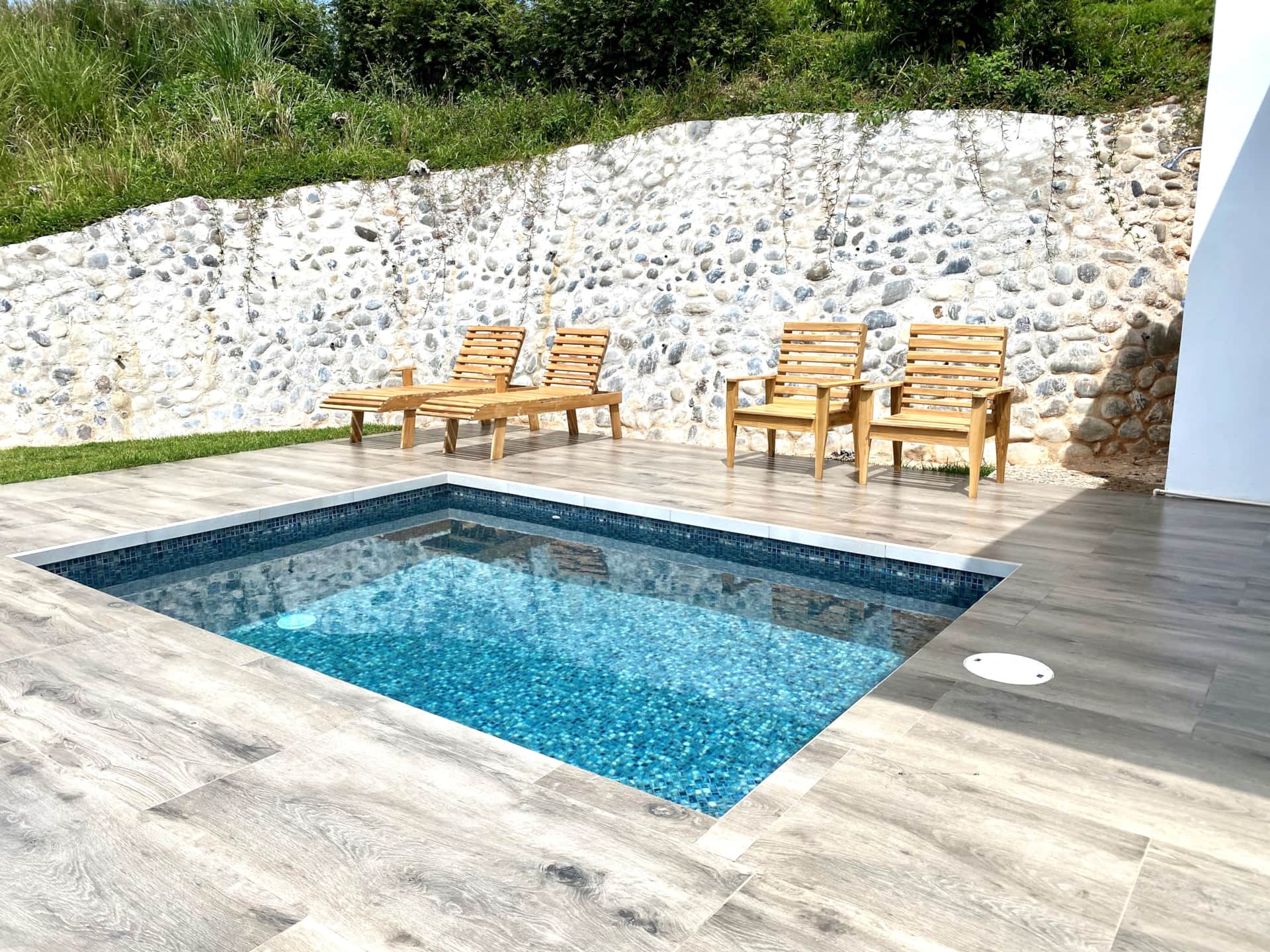 Petite piscine privée entourée de terrasse et de chaises longues dans une villa de luxe au Costa Rica