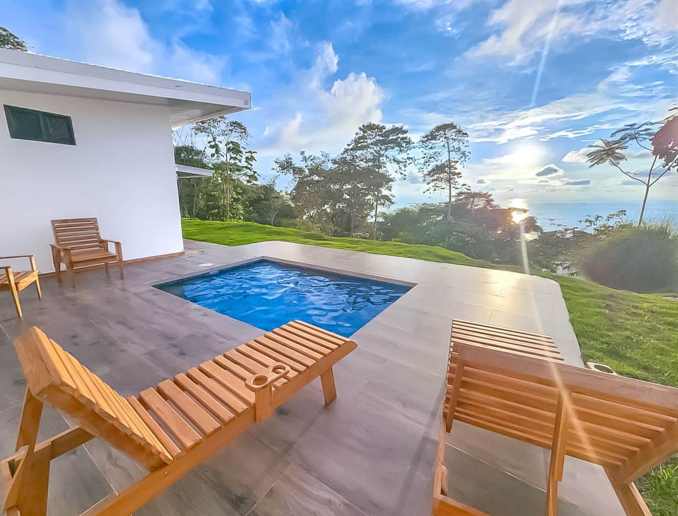 Piscine privée avec vue sur la nature tropicale et coucher de soleil au Costa Rica