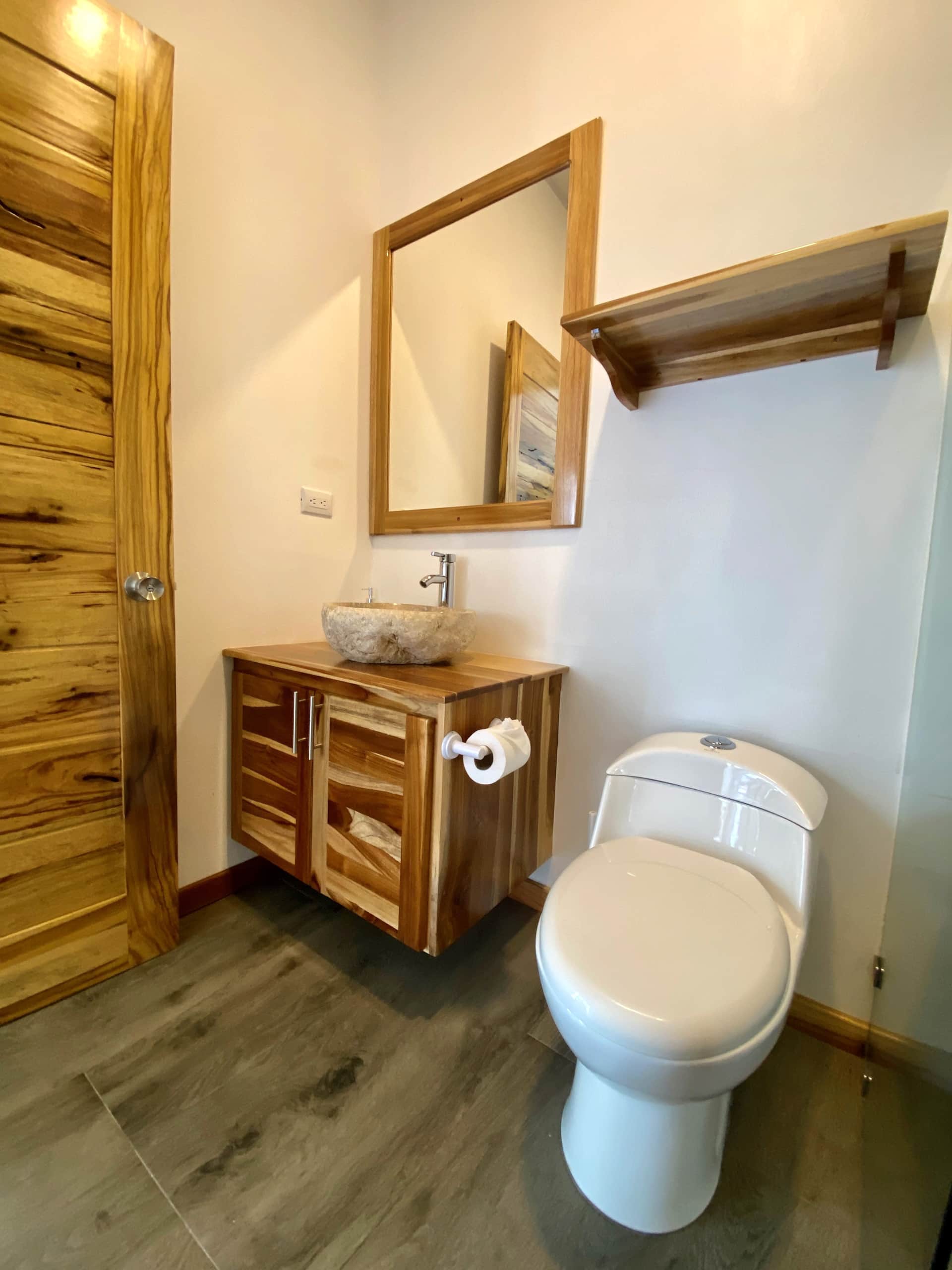 Salle de bain contemporaine avec douche et lavabo en pierre dans la villa #5
