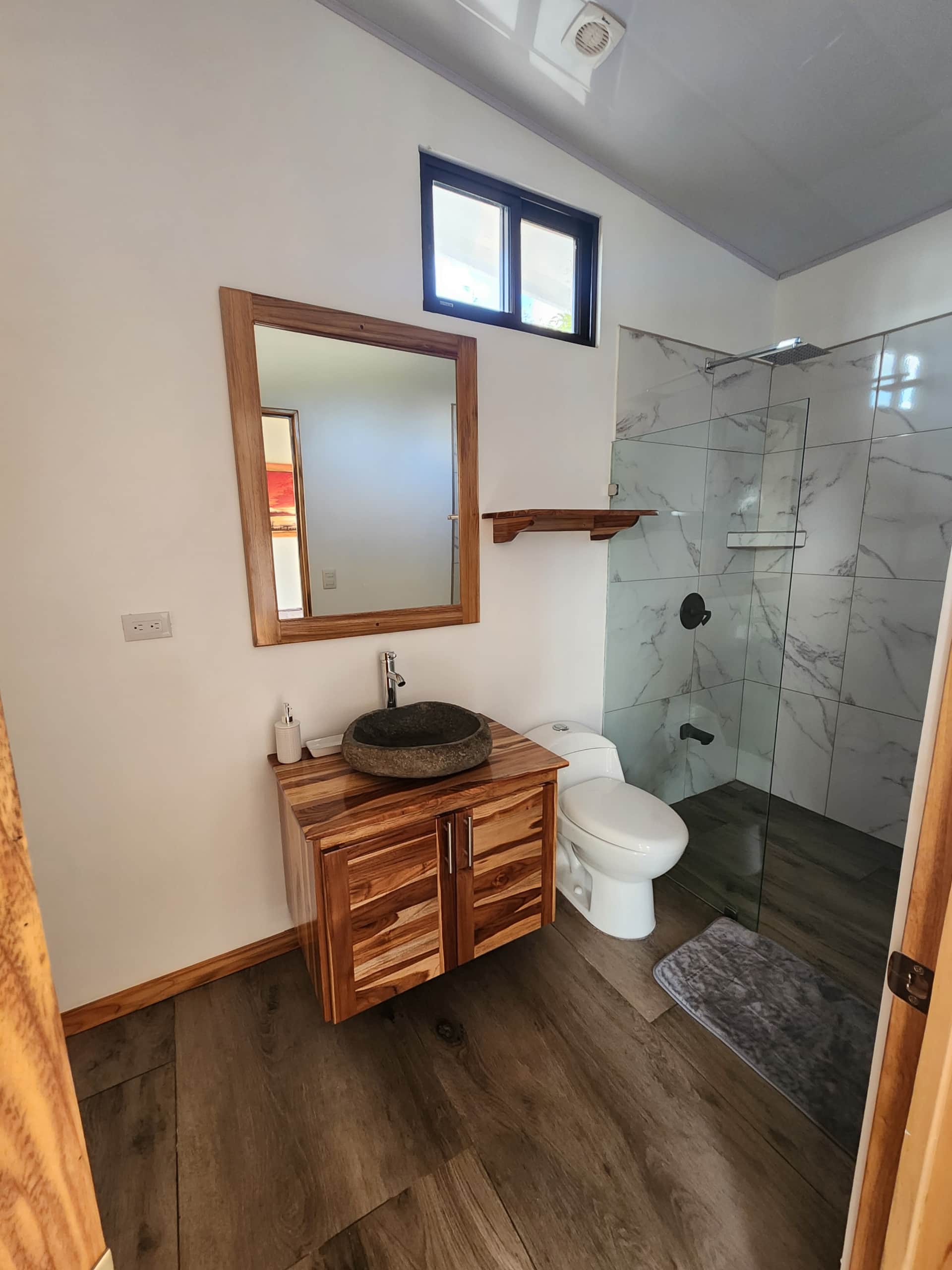 Salle de bain moderne avec douche vitrée dans la villa #5 à Uvita
