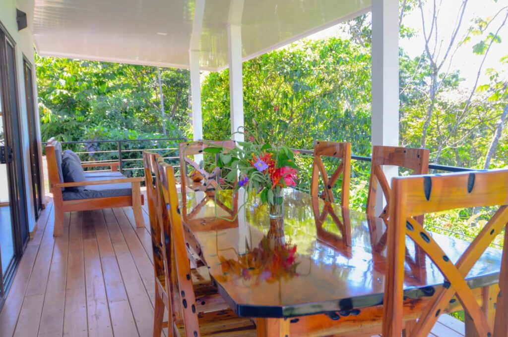 Salle à manger extérieure couverte avec vue sur la nature à Uvita
