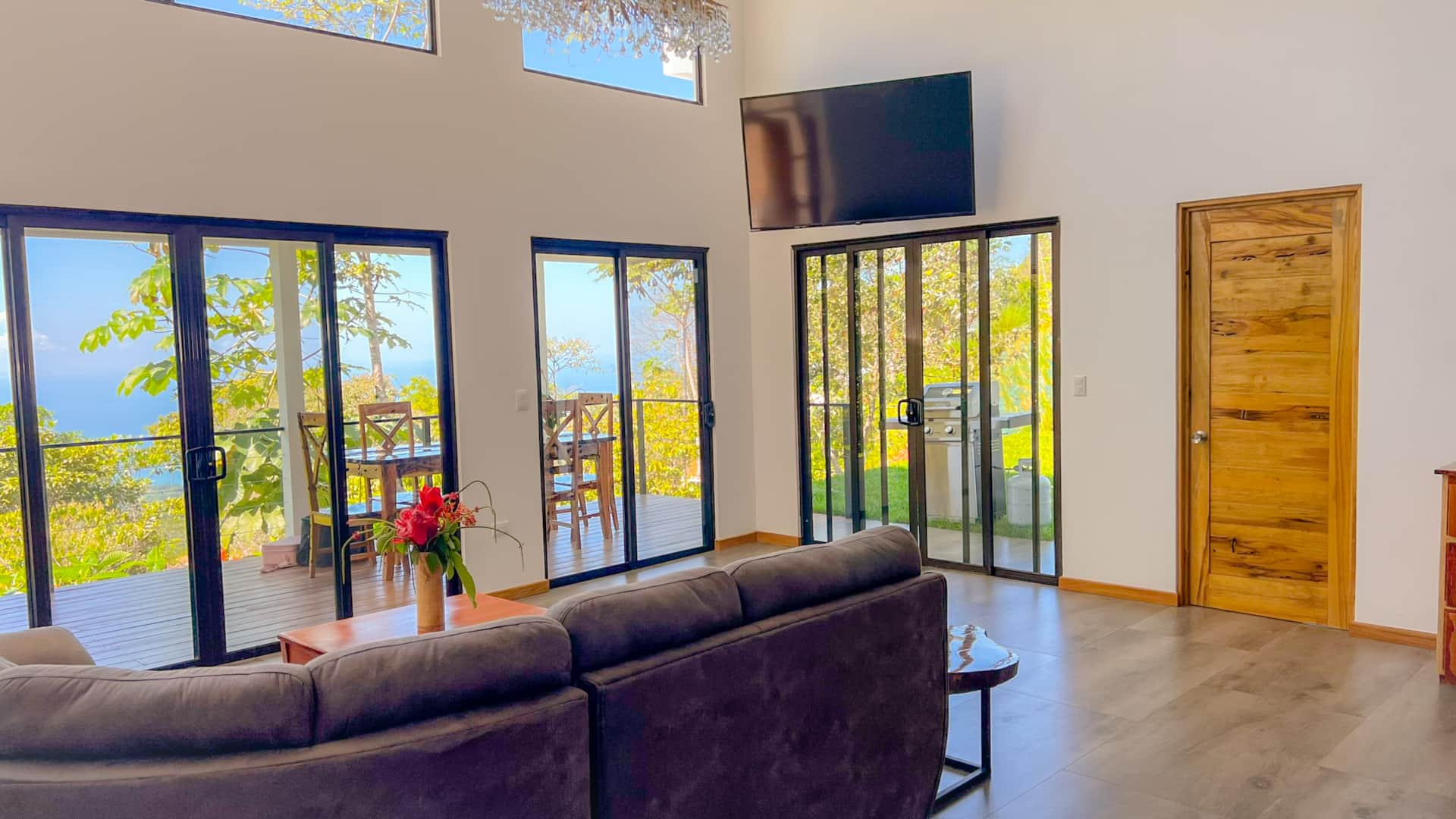 Salon moderne avec vue extérieure dans la villa #5 à Uvita