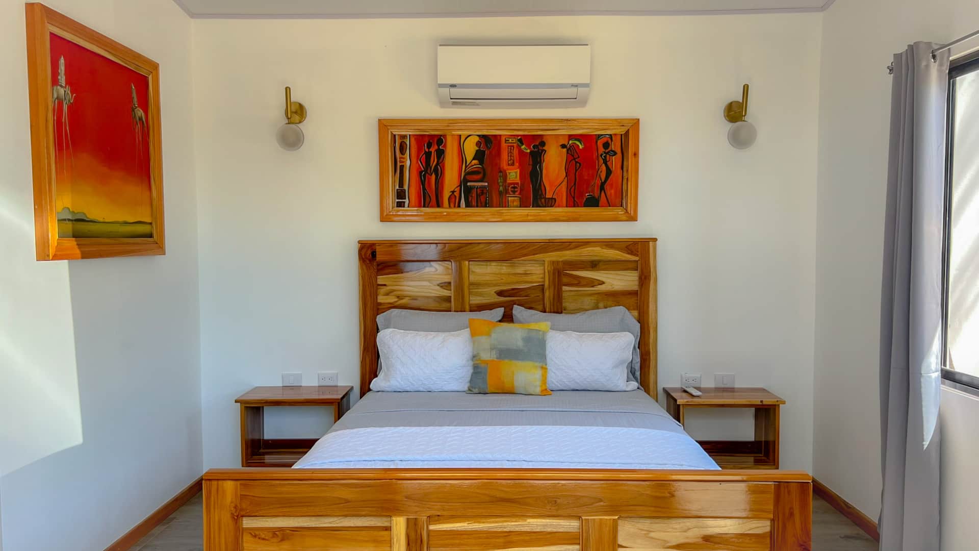 Suite principale lumineuse avec décoration moderne dans la villa #5 à Uvita