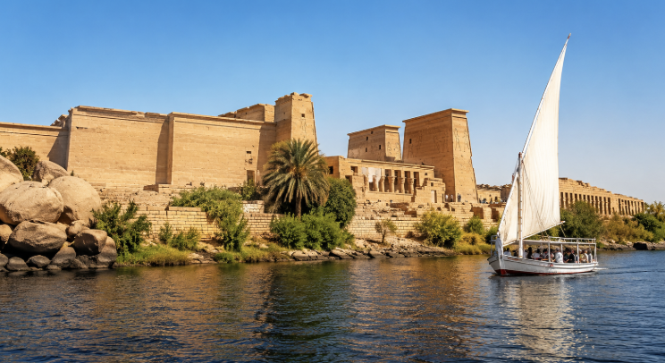 Temple de Philae et felouque sur le Nil à Assouan en Égypte