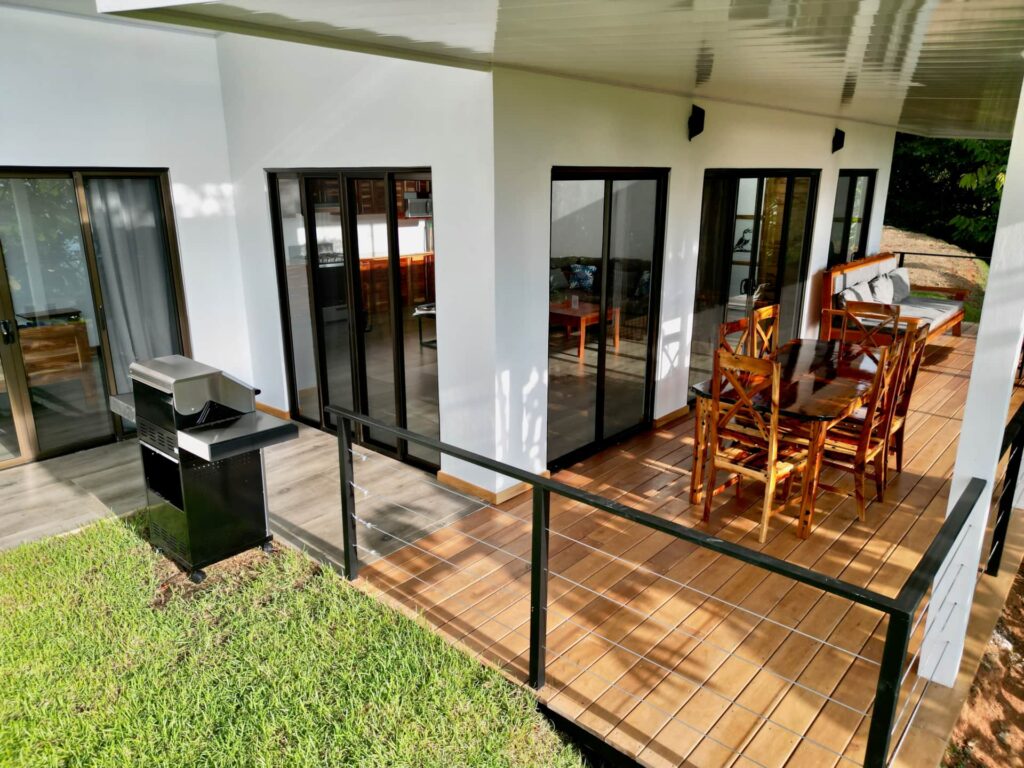 Terrasse couverte avec coin salon extérieur dans la villa #5 à Uvita