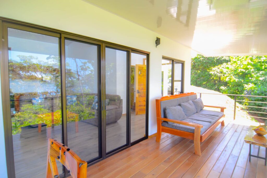 Cuisine ouverte et salon spacieux dans une villa moderne au Costa Rica