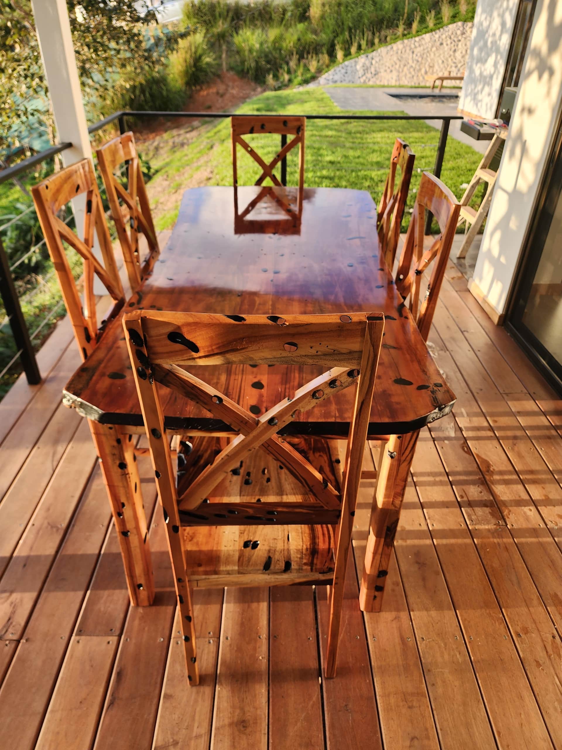 Salle à manger extérieure en bois sur la terrasse de la villa #5