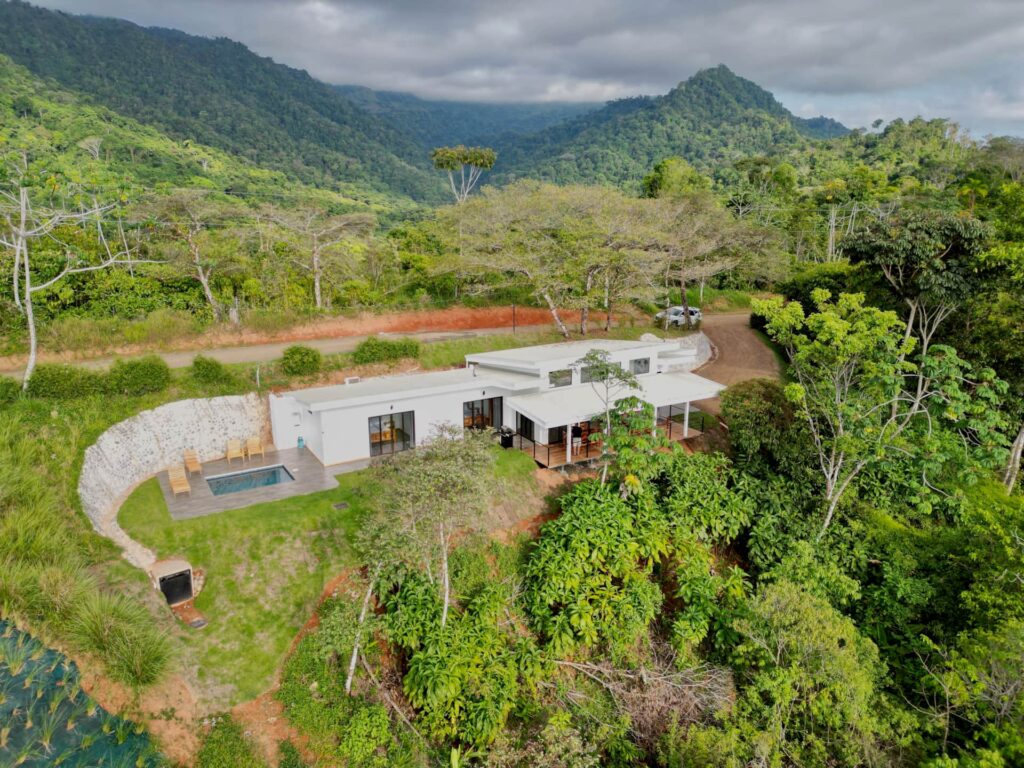 Vue aérienne d’une villa moderne avec piscine privée à Uvita Costa Rica