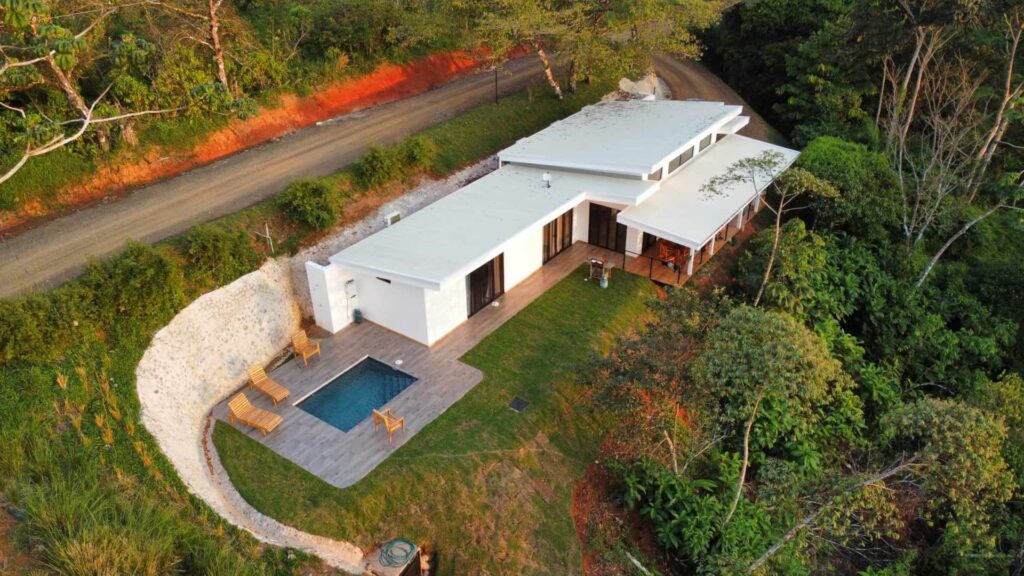 Vue aérienne d’une villa moderne avec piscine privée au cœur de la jungle du Costa Rica