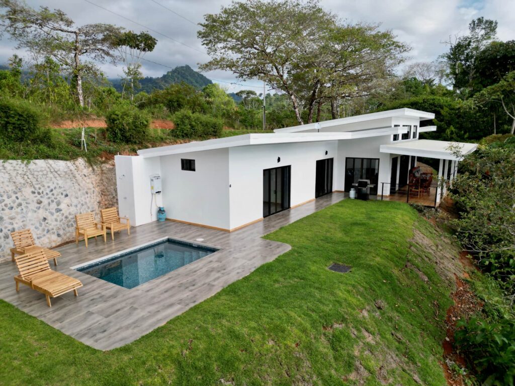 Vue aérienne de la villa #5 entourée de jungle à Uvita Costa Rica