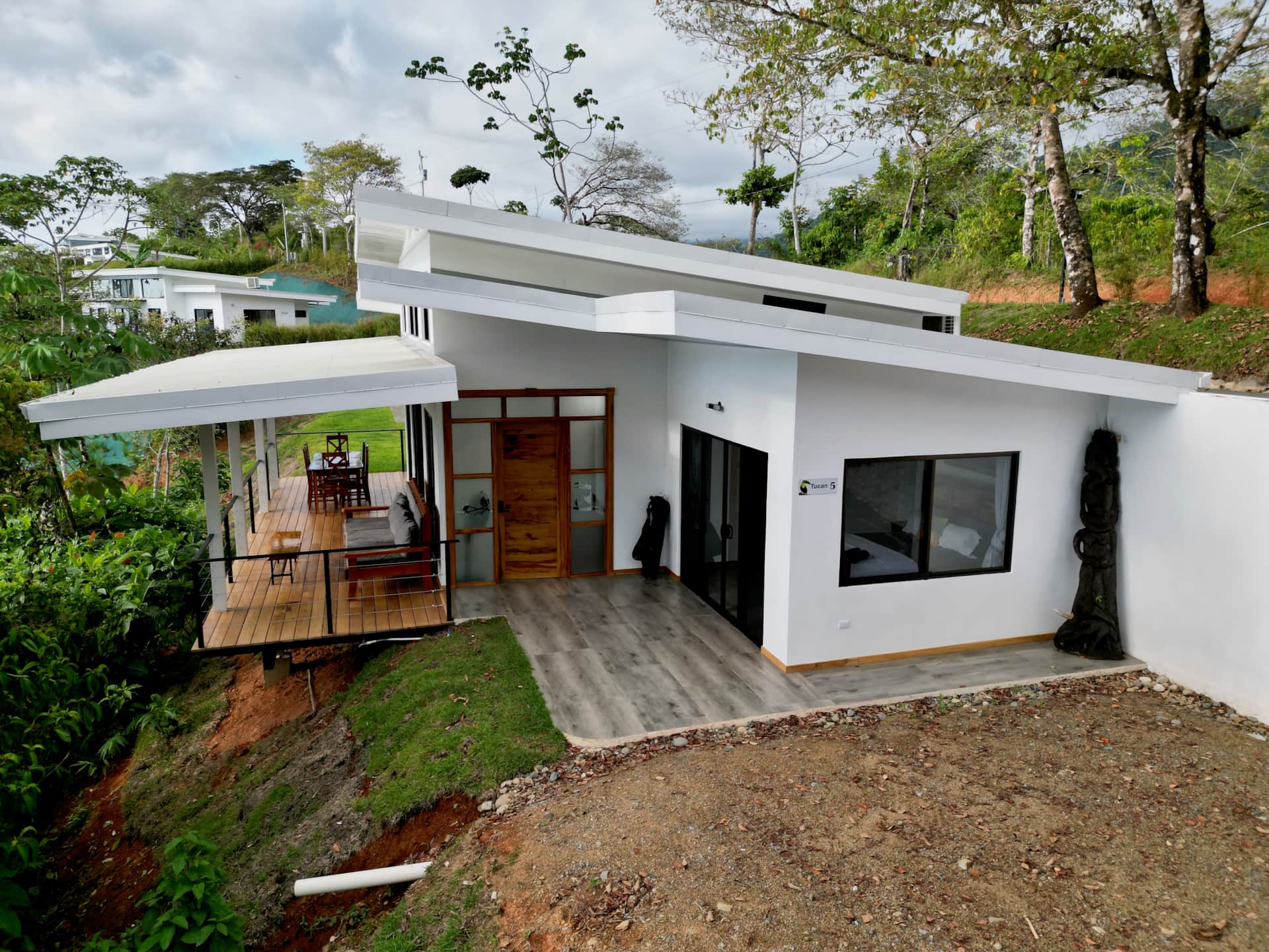 Vue aérienne d’une villa de luxe entourée de jungle à Uvita Costa Rica