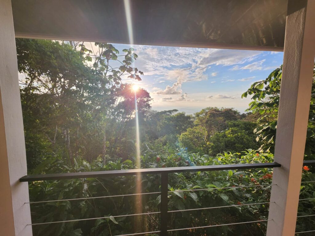 Vue sur la jungle et l’océan depuis la villa #5 à Uvita
