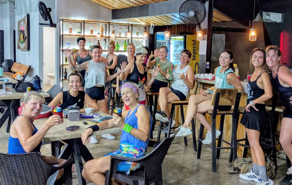 Participants réunis au Bar-Bistro du complexe après une journée de pickleball au Costa Rica.