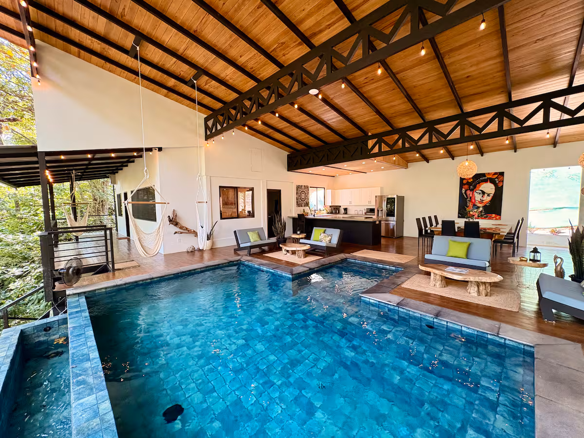 Piscine privée de la Villa 6 avec salon ouvert, cuisine moderne et vue sur la jungle d’Uvita