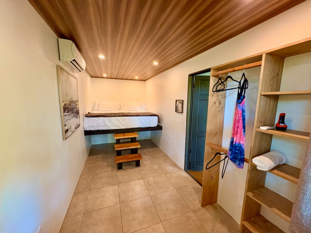 Chambre #4 de la villa de 6 chambres avec lit king, climatisation et espace de rangement à Uvita au Costa Rica.