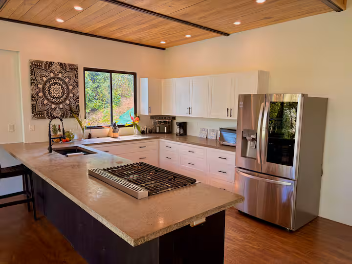 Cuisine spacieuse avec îlot central dans la villa de 6 chambres à Uvita.